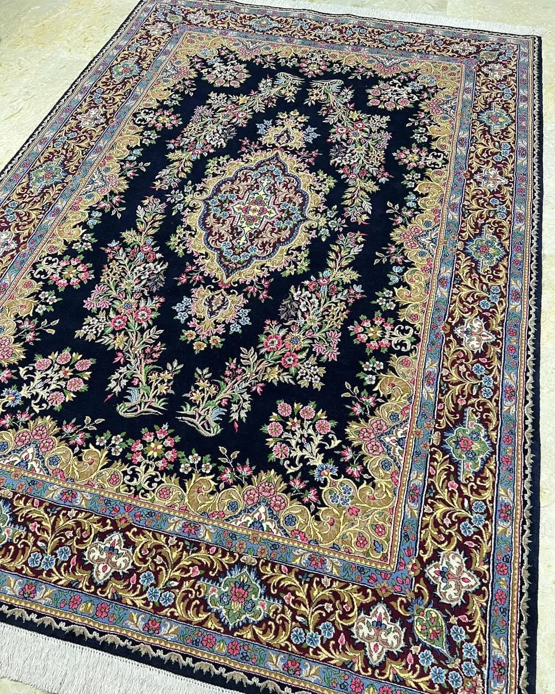جفت فرش ۶ متری سرمه ای دسته گلی کرمان، رنگ صورتی، جنس نخ، طرح گلدار، مستطیل، کلاسیک