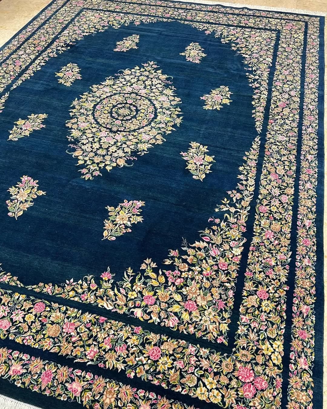 فرش ۹ متری دیبا سبز کله غازی کرمان، رنگ سرمهای و صورتی، جنس نخ، طرح گلدار، مستطیل، کلاسیک