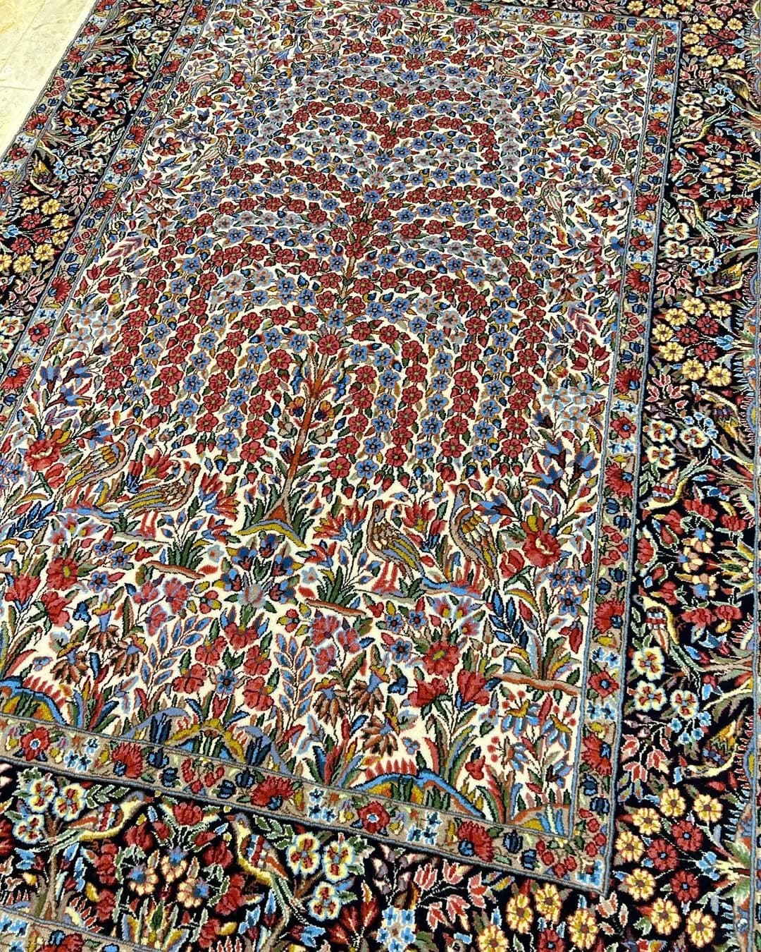 قالیچه سه متری درختی نسترن کرم کرمان