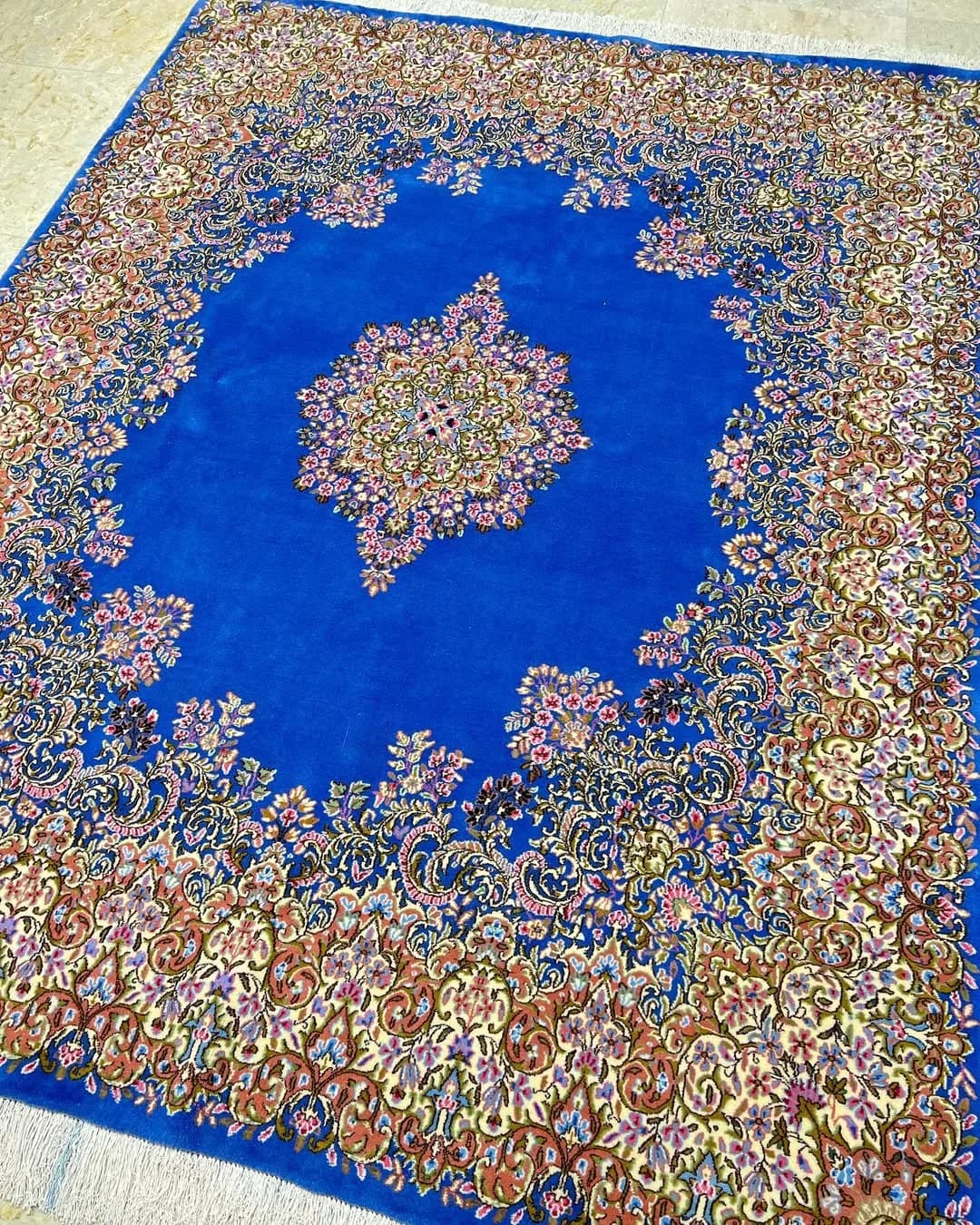 فرش پنج متری ۲ در ۲.۵ آبی کف ساده کرمان، رنگ قهوه‌ای، طرح گلدار، مستطیل‌شکل