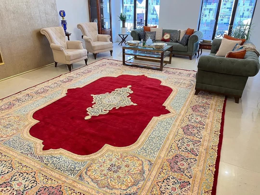 فرش دستباف کرمان، رنگ قرمز و آبی، طرح گلدار، مستطیل‌شکل