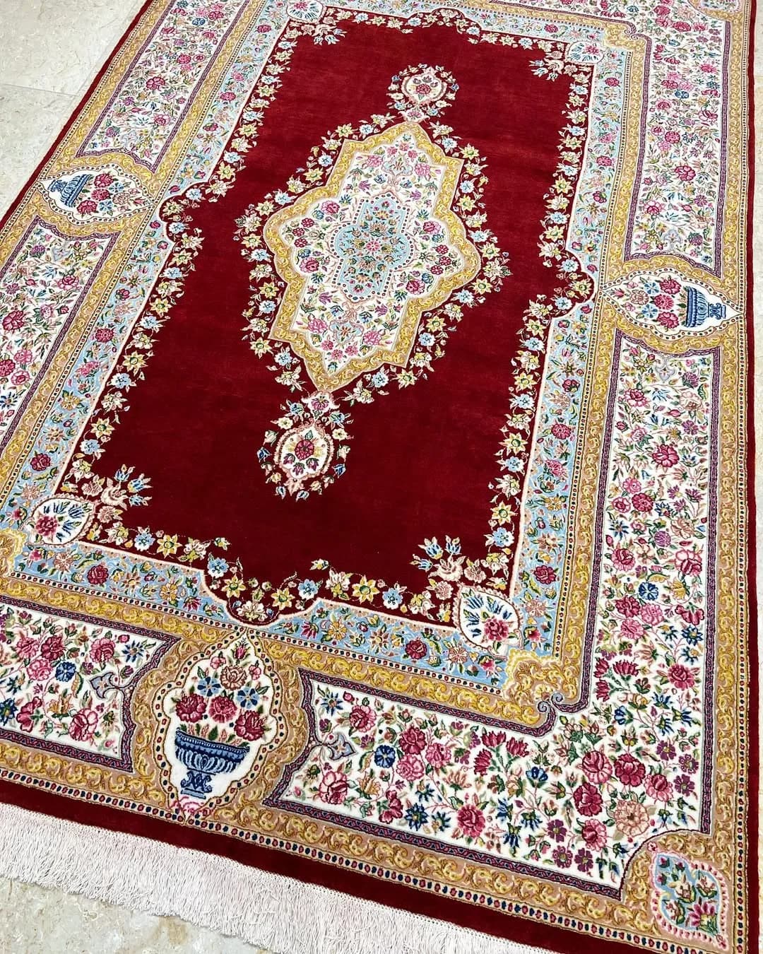 فرش ۶ متری لاکی کف ساده کرمان، رنگ قرمز، سفید و آبی، طرح گلدار، فرش ماشینی مستطیلی