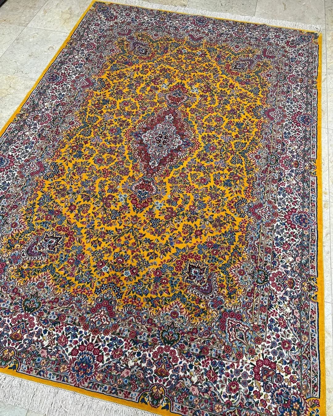 فرش شش متری نقشه بهار طلایی، رنگ زرد، قرمز و آبی، طرح گلدار، مستطیلی