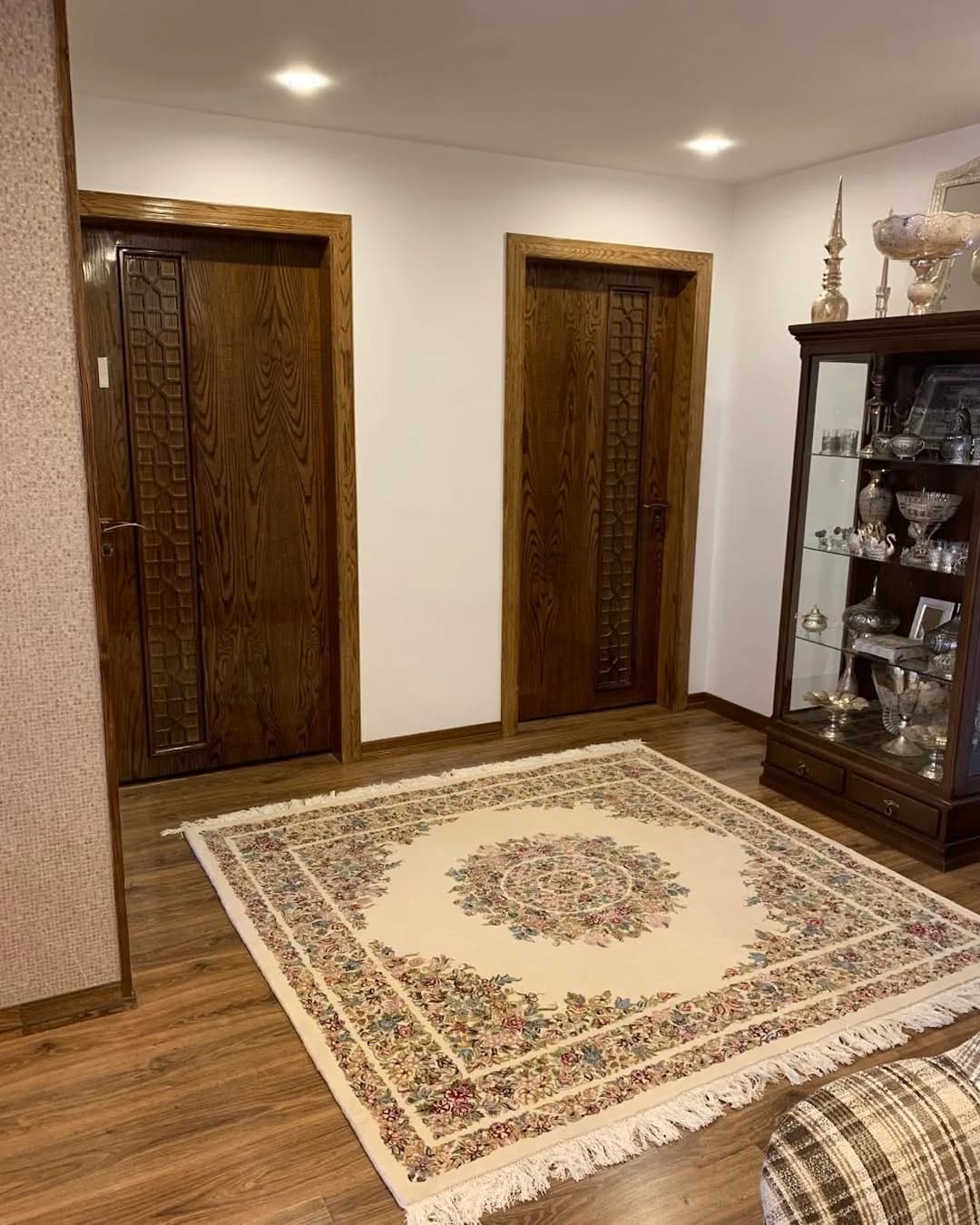 فرش دستباف، رنگ کرم، قرمز و سبز، طرح گلدار، مستطیلی