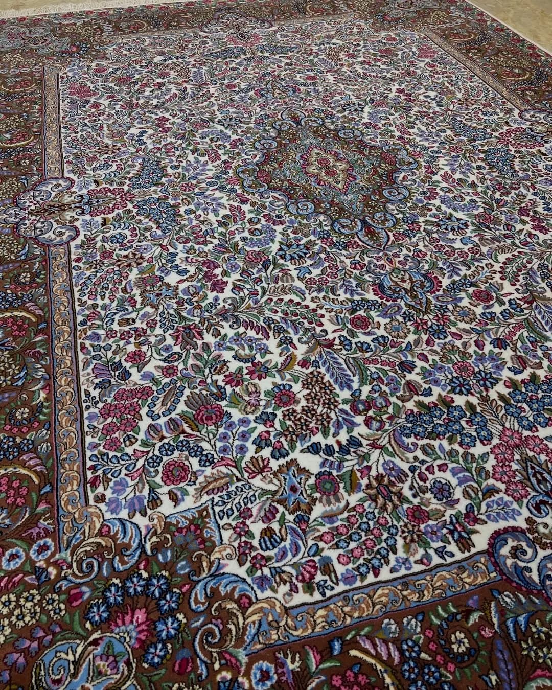 فرش شش متری کرم نقشه قدیم کرمان، رنگ صورتی و آبی، طرح گلدار، مستطیل شکل