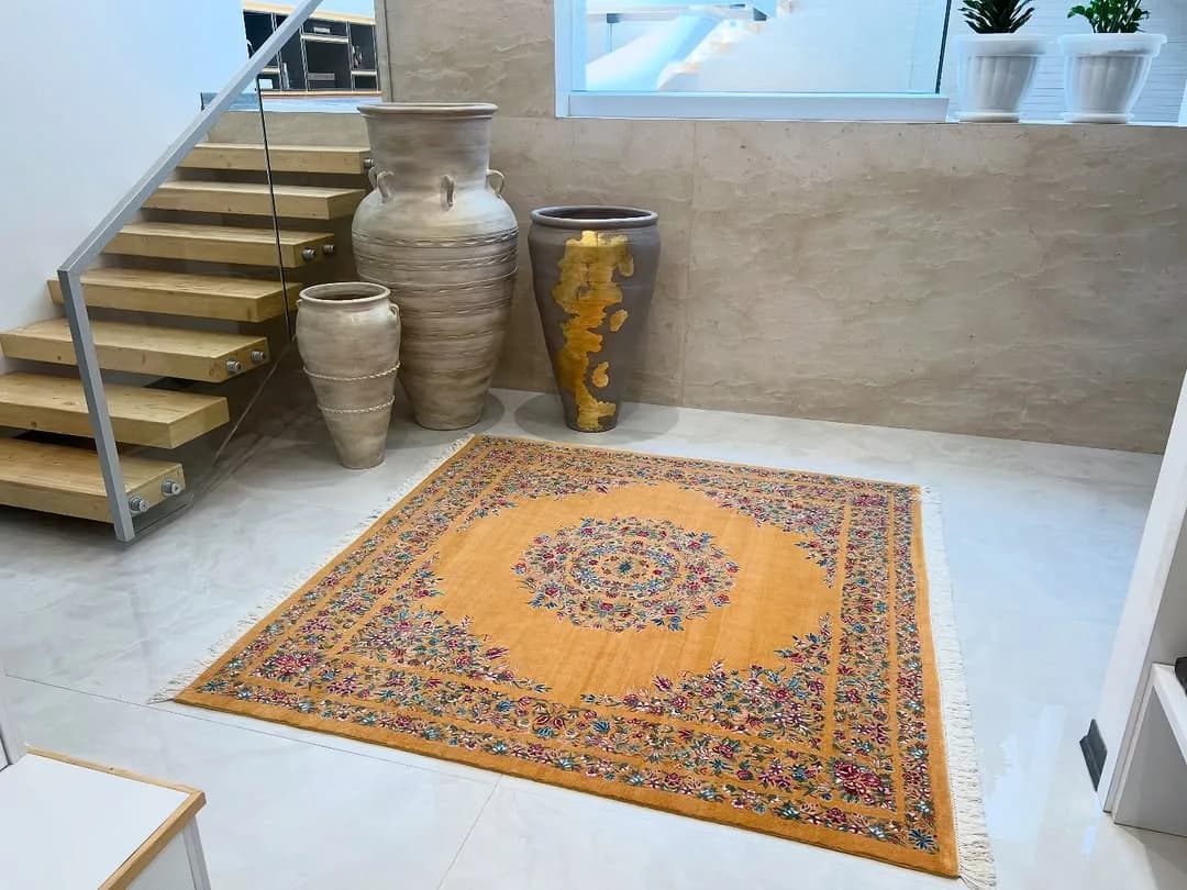 فرش مربع ۲ در ۲ دیبا، رنگ زرد، قرمز و آبی، طرح گلدار، مستطیلی، با ریشه
