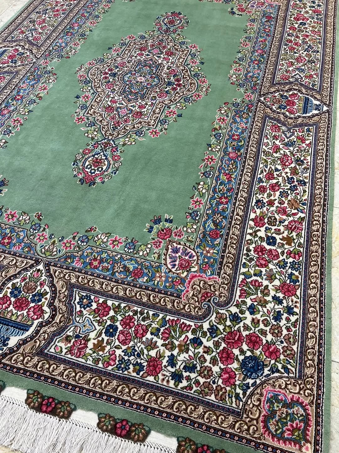 جفت فرش ۶ متری کف ساده حاشیه گلباران کرمان، رنگ سبز و قرمز، طرح گلدار