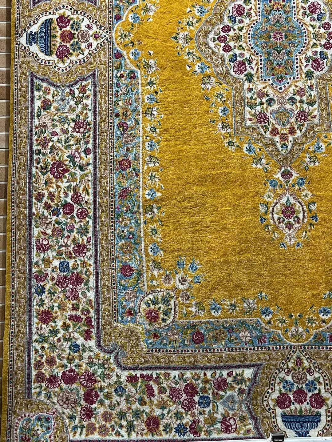 فرش شش متری کف ساده حاشیه گلباران، رنگ زرد، کرم و قرمز، طرح گلدار