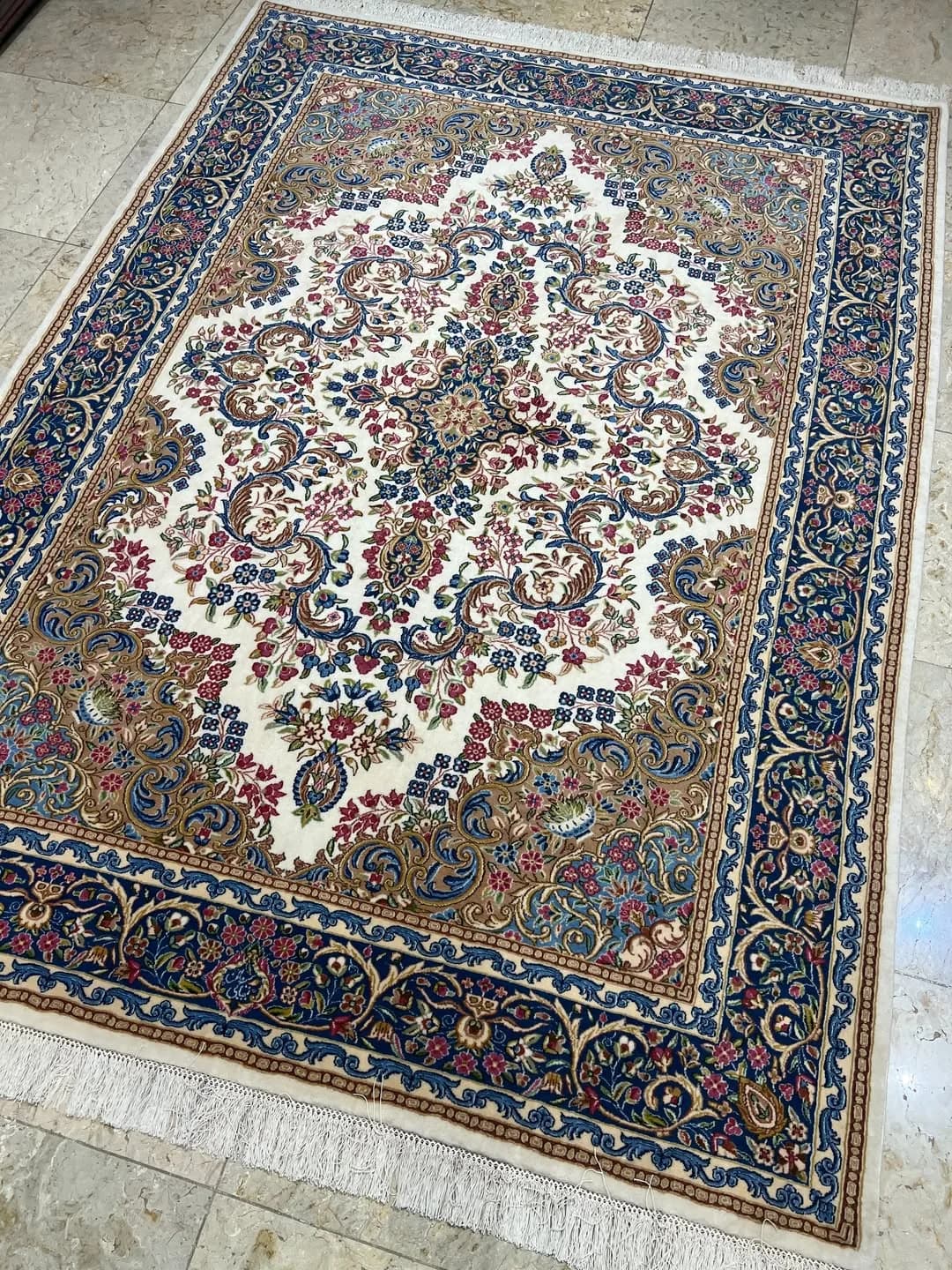 فرش دستباف ۶ متری کرم بوتیا، رنگ سرمه‌ای و قرمز، طرح گلدار، مستطیلی با ریشه