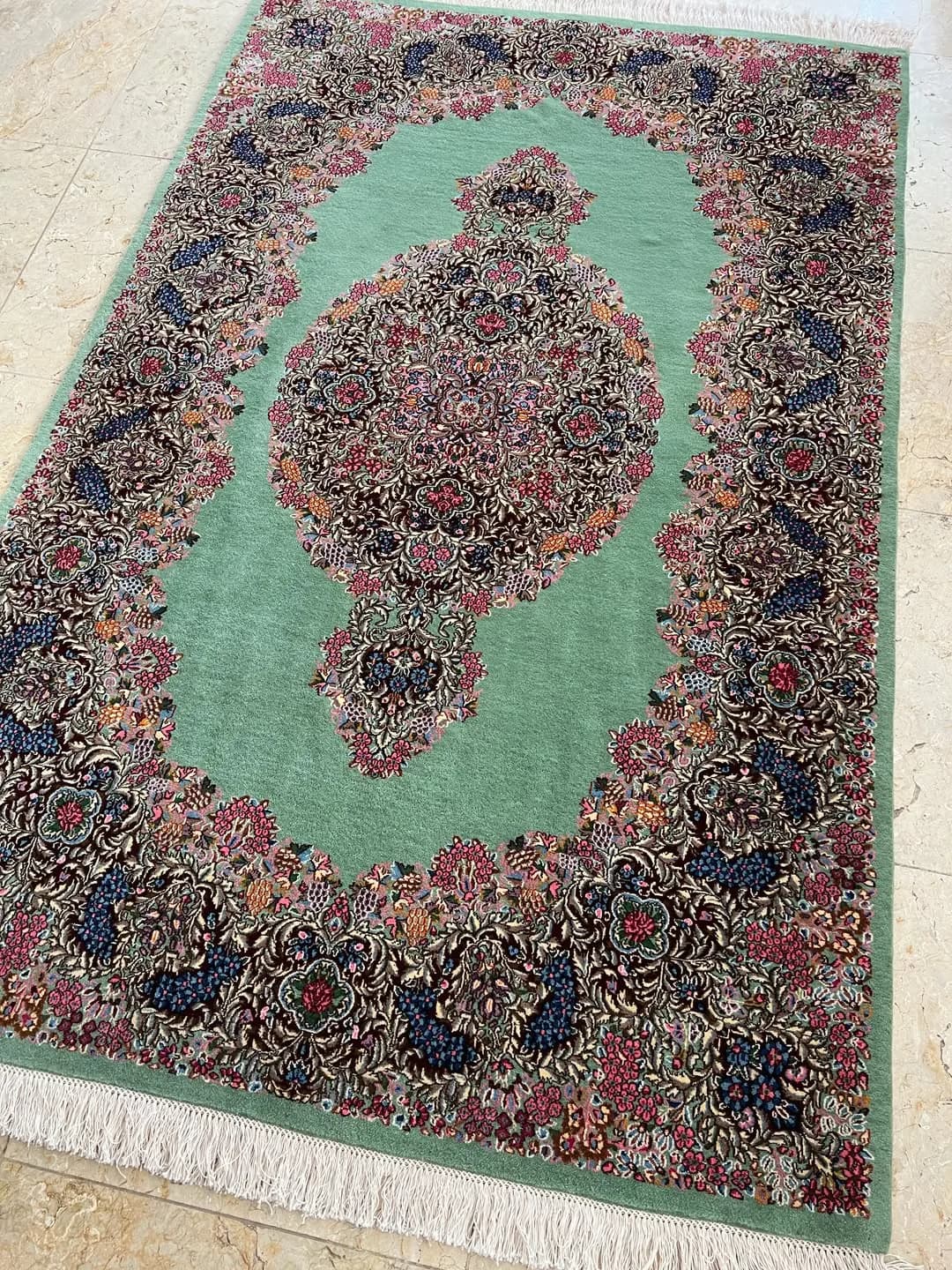 فرش دستباف ۴ متری نقشه خوشه انگوری کرمان بقایی، رنگ سبز، سرمه‌ای و قرمز، طرح گلدار، مستطیلی