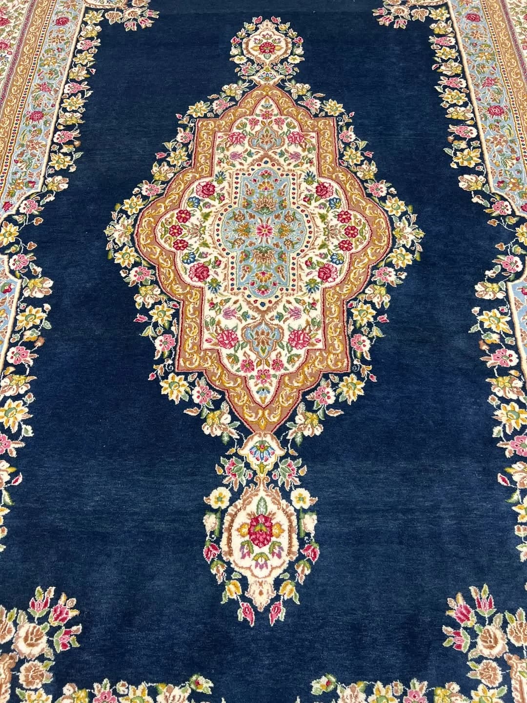 جفت فرش دستباف ۹ متری کف‌ساده حاشیه گلباران کرمان، رنگ سرمه‌ای و قرمز، طرح گلدار، مستطیلی، لوزی وسط