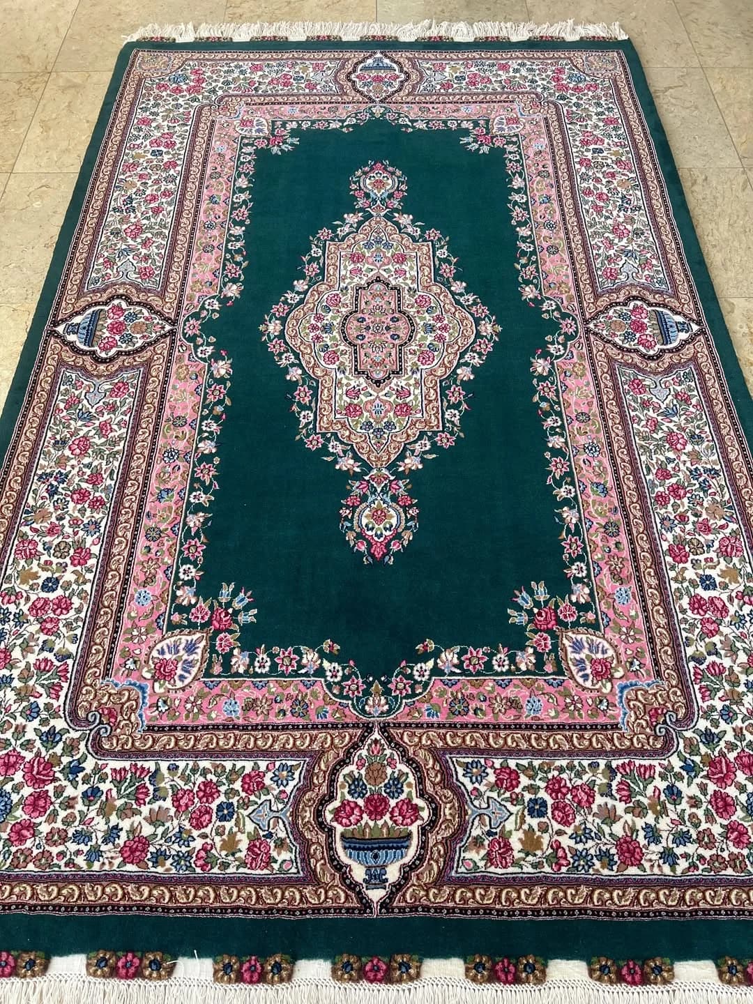 فرش دستباف ۶ متری سبز کف‌ساده حاشیه گلباران کرمان، رنگ سبز تیره و صورتی، طرح گلدار، مستطیلی، با ریشه