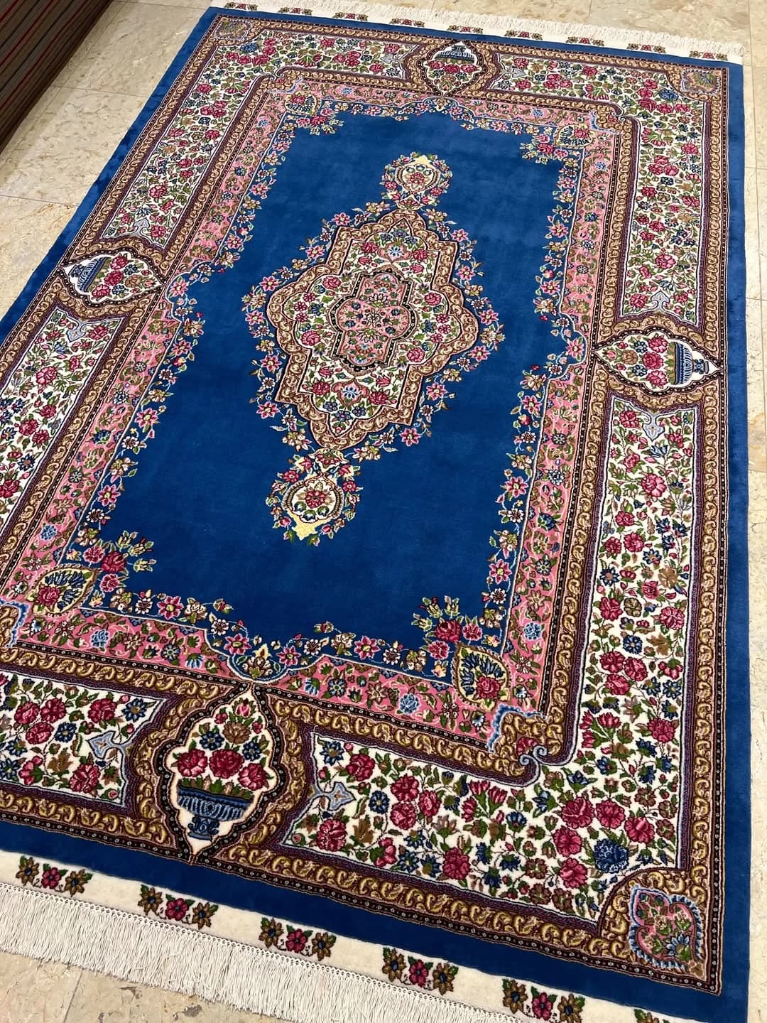 جفت فرش دستباف ۶ متری کفساده حاشیه گلباران کرمان، رنگ آبی و صورتی، طرح گلدار، مستطیلی