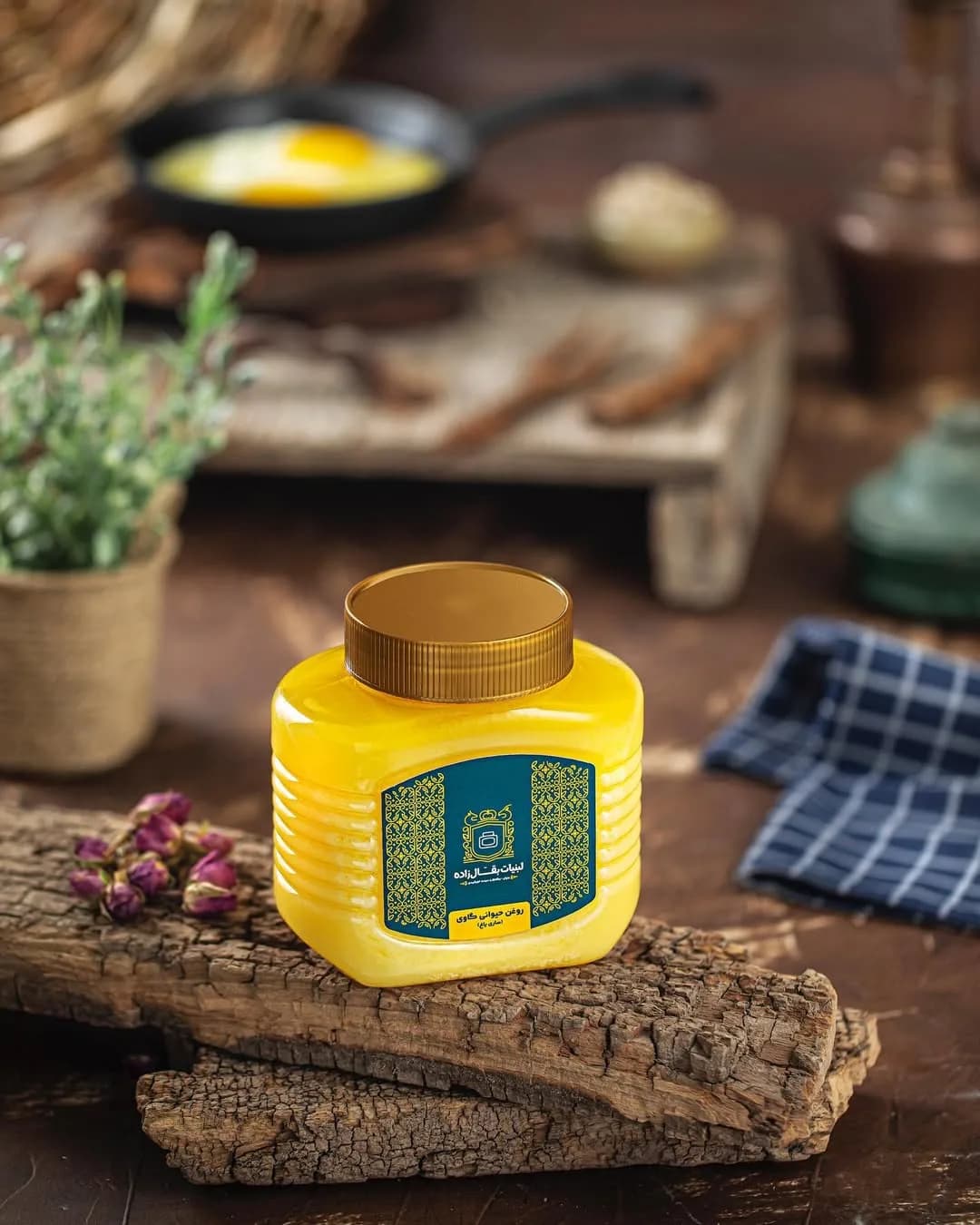 روغن حیوانی ساری یاغ بقالزاده، رنگ زرد و طلایی، جنس پلاستیک، قوطی دردار