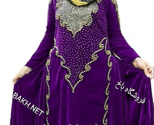 پیراهن محلی زنانه مدل ۱۴۸، رنگ بنفش، سفید و طلایی، جنس مخمل، طرح گلدوزی، بلند، آستینبلند، گشاد