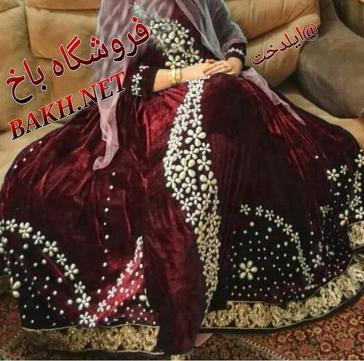 لباس محلی مجلسی مدل ۱۵۴، رنگ زرشکی، سفید و طلایی، جنس مخمل، طرح گلدوزی، بلند، آستین بلند