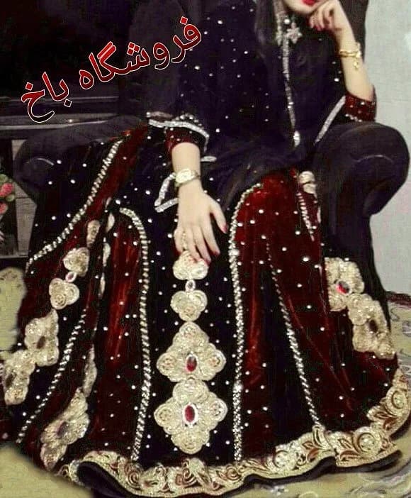 لباس محلی مجلسی مدل ۱۵۷، رنگ مشکی، قرمز و طلایی، جنس مخمل، طرح گلدوزی، بلند، آستین بلند