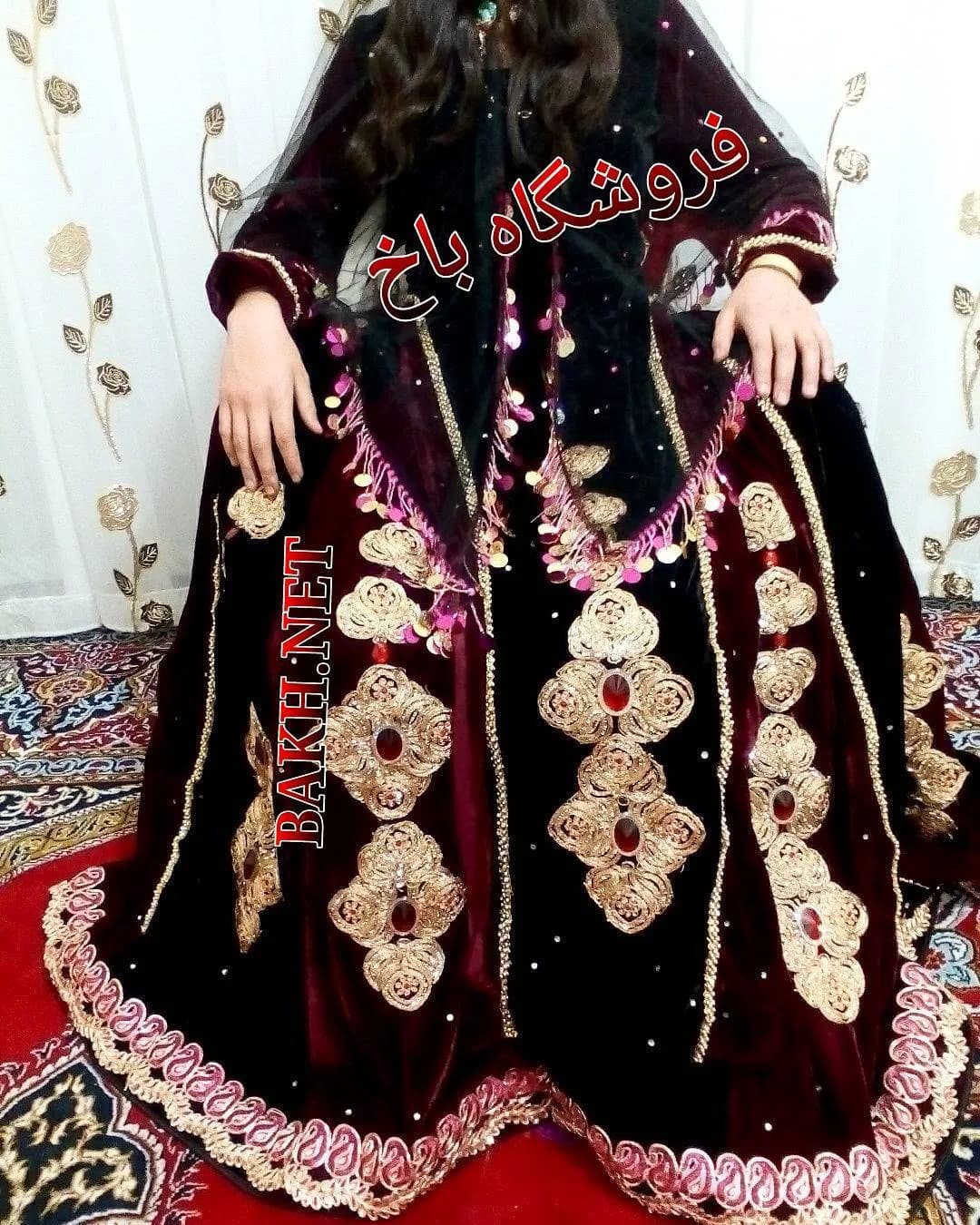 ست لباس محلی مدل ۱۷۲، رنگ زرشکی، مشکی و طلایی، جنس مخمل، طرح گلدوزی، بلند، آستین بلند