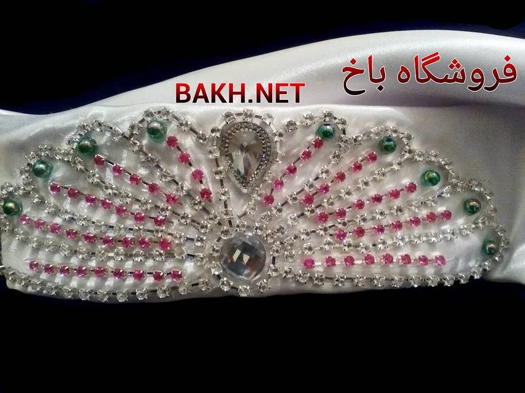 سربند بختیاری، رنگ سفید، صورتی و سبز، جنس ساتن و فلز، طرح گلدوزی، تاج، دایرهای
