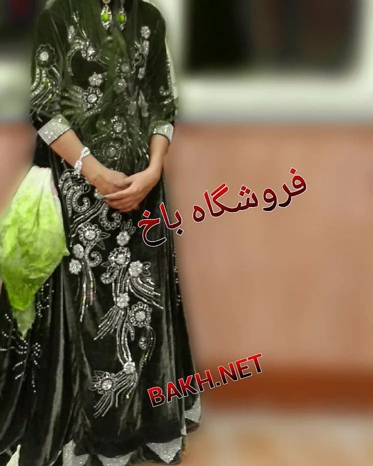لباس بختیاری، رنگ سبز تیره و نقرهای، جنس مخمل، طرح گلدوزی، بلند، آستین بلند، گشاد