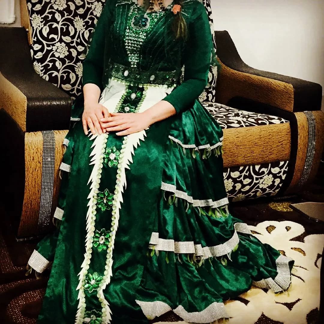 ست لباس محلی مدل ۱۹۸، رنگ سبز و سفید، جنس ساتن، طرح گلدوزی، بلند، آستین بلند، گشاد