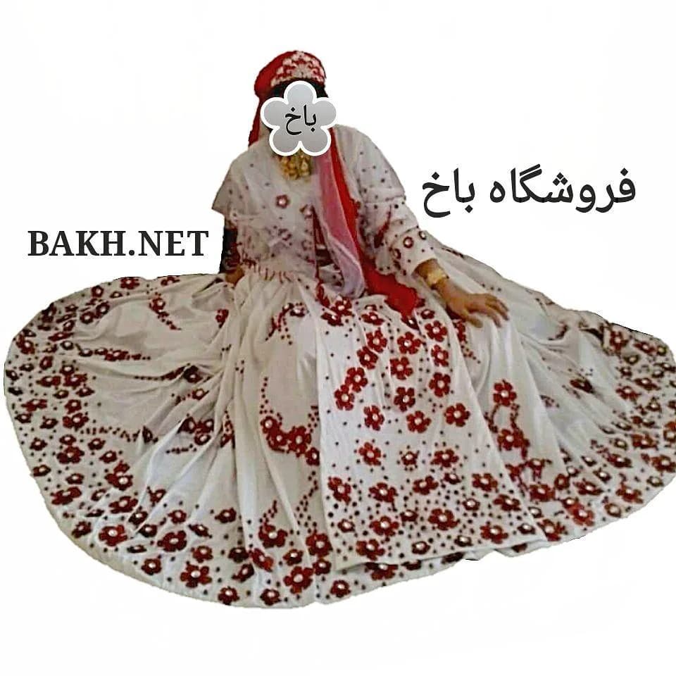 ست لباس محلی، رنگ سفید و قرمز، طرح گلدوزی، بلند، گشاد، آستین بلند
