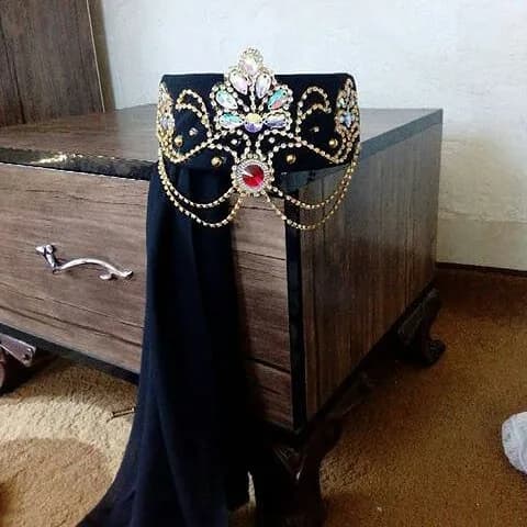 تاج سر محلی حریر جرج، رنگ مشکی و طلایی، جنس پارچه و فلز و سنگ، استوانهای، نگیندار