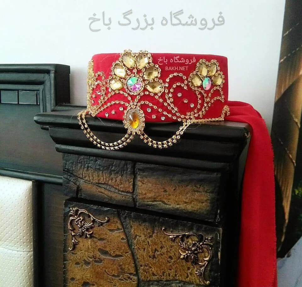 تاج سر محلی، رنگ قرمز و طلایی، جنس پارچه و فلز و سنگ، استوانهای، نگیندار