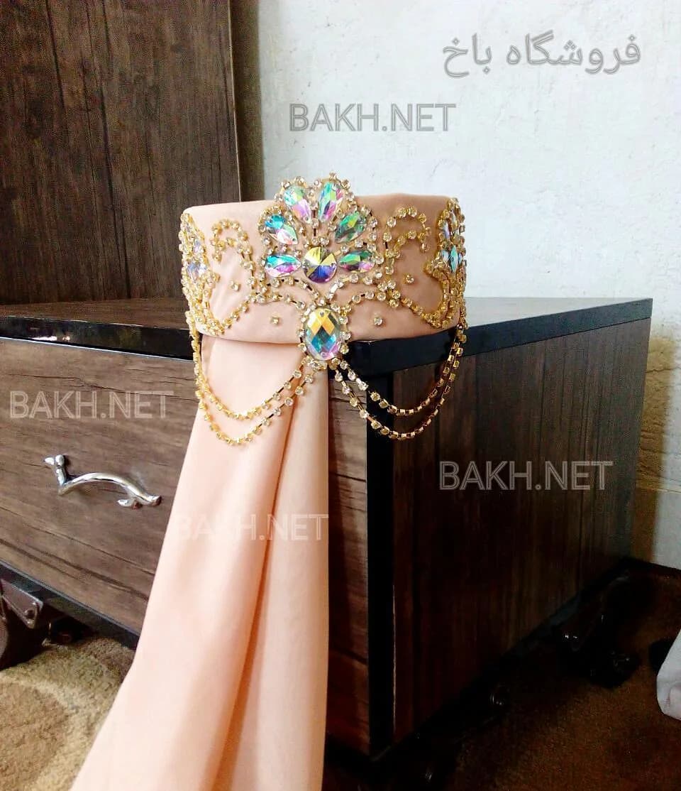 تاج سر محلی، رنگ کرم و طلایی، جنس پارچه و فلز و سنگ، استوانهای، نگیندار