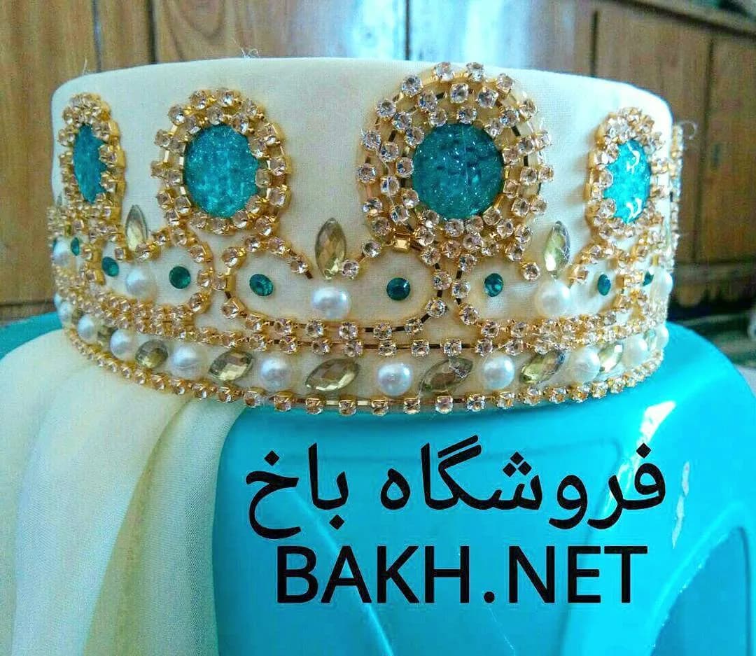 تاج محلی، رنگ طلایی، فیروزه‌ای و سفید، جنس فلز، دایره‌ای، نگین‌دار