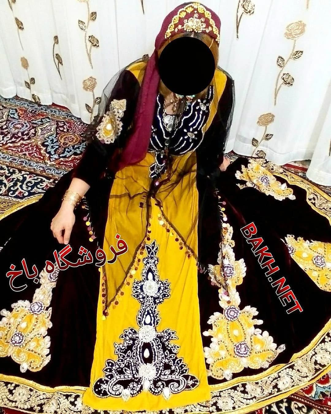 لباس محلی زنانه، رنگ زرد، مشکی و سرخابی، جنس مخمل و تور، طرح گلدوزی، لباس سنتی بلند پوشیده‌شده