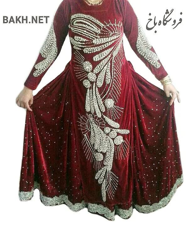 لباس محلی مخمل، رنگ زرشکی و نقره‌ای، طرح گلدوزی، بلند، آستین بلند، گشاد