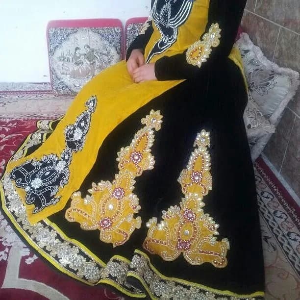 لباس محلی زنانه، رنگ مشکی، زرد و سفید، جنس مخمل، طرح گلدوزی، پیراهن بلند مخمل سنتی