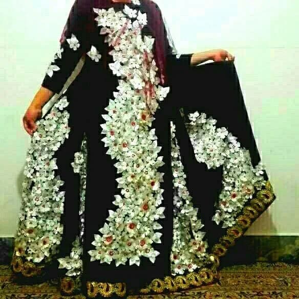 لباس محلی زنانه، رنگ مشکی و سفید، طرح گلدار، بلند، گشاد