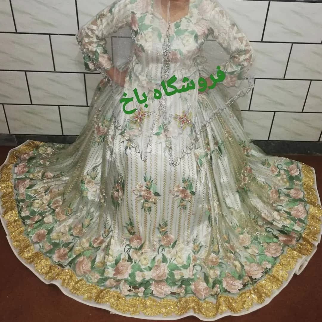 لباس مجلسی سفید گلدار (دوخت سفارشی)، رنگ سبز و طلایی، جنس توری و ساتن، طرح گلدوزی، بلند، آستین بلند، گشاد
