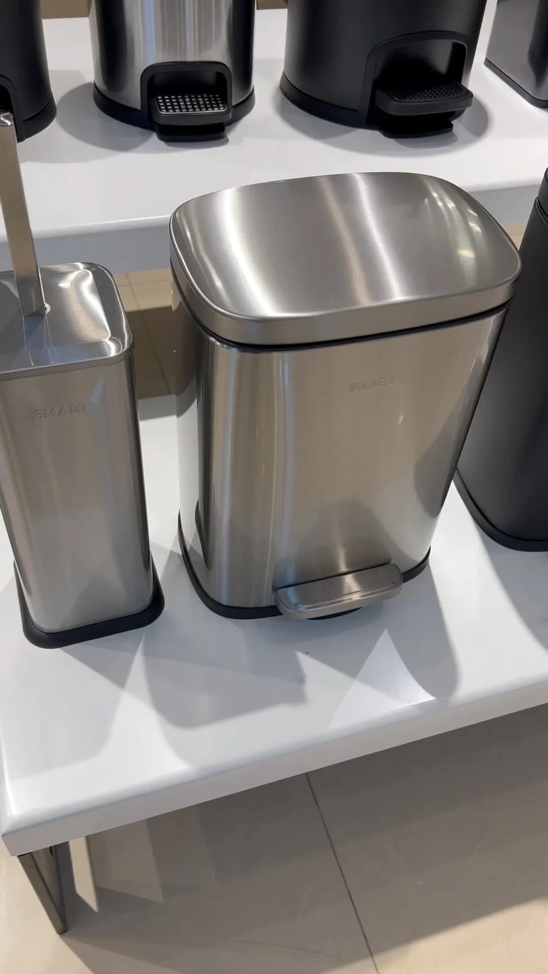 سطل و برس تمام استیل با درب آرام‌بند اسمارت، رنگ نقره ای و مشکی، جنس پلاستیک، استوانه‌ای و مکعبی