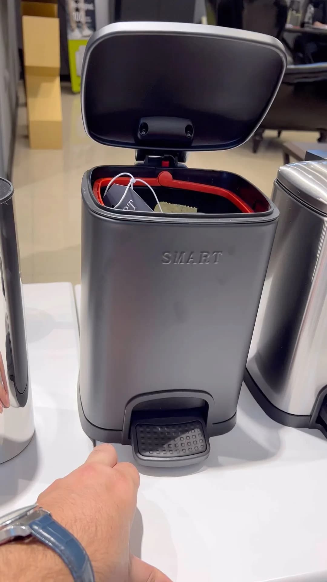 سطل و فرچه توالت اسمارت، رنگ خاکستری و قرمز، جنس فلز و پلاستیک، مستطیلی درب‌دار پدالی