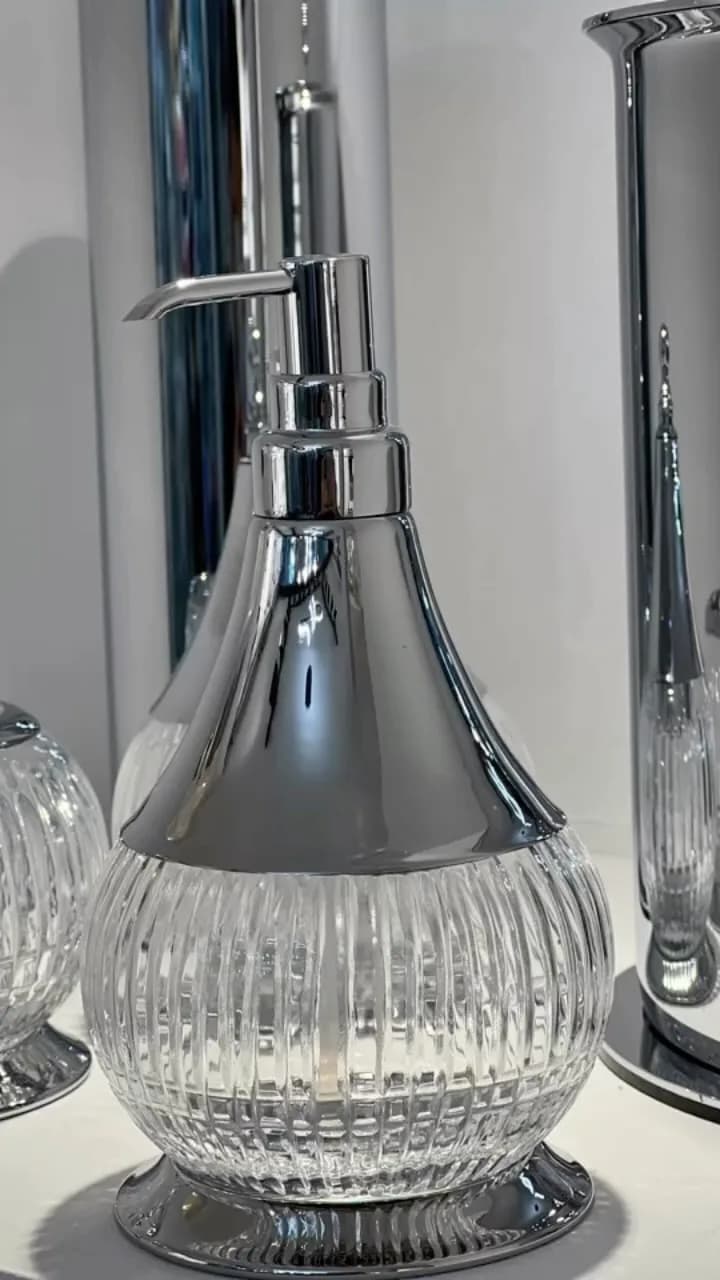 جا مایع دستشویی پمپی، رنگ نقره‌ای و شفاف، جنس شیشه و فلز، طرح راه‌راه، رومیزی