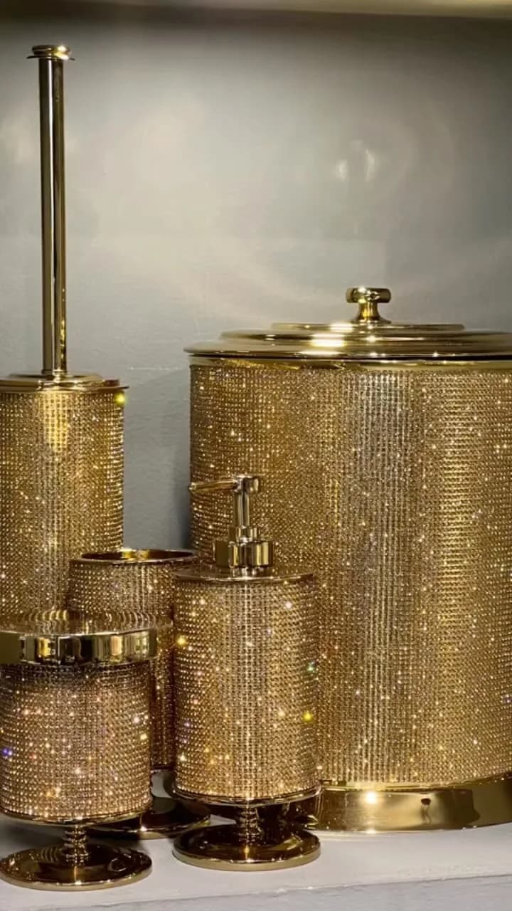 ست سرویس بهداشتی، رنگ طلایی، جنس فلز و نگین، استوانه‌ای