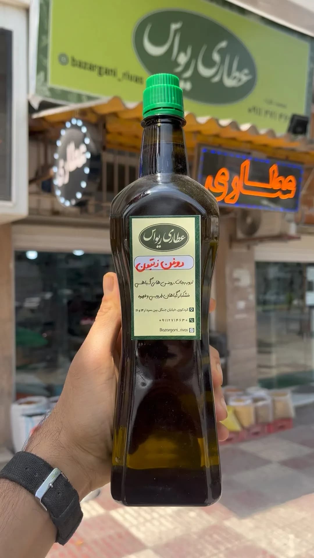 روغن زیتون خوراکی خالص، رنگ زرد مایل به سبز، جنس شیشه، مایع در بطری