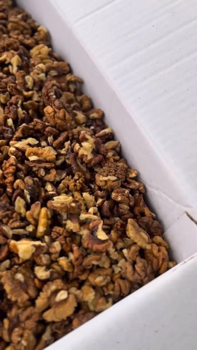 مغز گردو ایرانی، رنگ قهوه‌ای و کرم