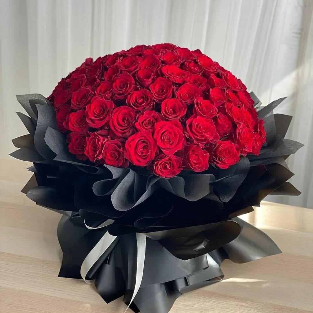 دسته‌گل رز، رنگ قرمز و مشکی، جنس کاغذ، دسته‌گل بزرگ