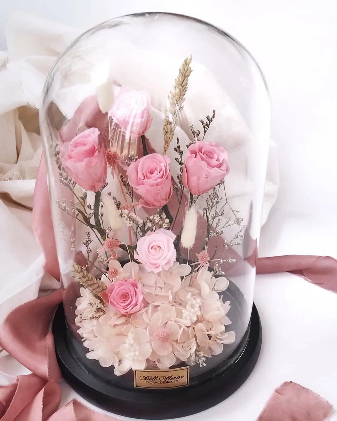 رز جاودان در گنبد شیشه‌ای، رنگ صورتی، سفید و مشکی، جنس گیاه، طرح گلدار، گنبد شیشه‌ای تزئینی