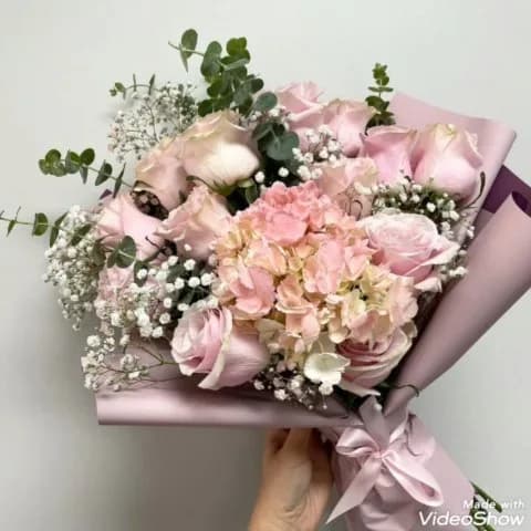 دستهگل، رنگ صورتی و سبز، جنس گل طبیعی و کاغذ، گرد