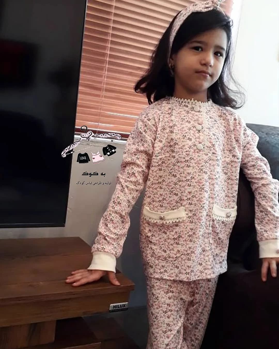 ست سه‌تکه لباس راحتی دخترانه، رنگ صورتی و سفید، طرح گلدار، آستین بلند، یقه گرد، دکمه‌دار