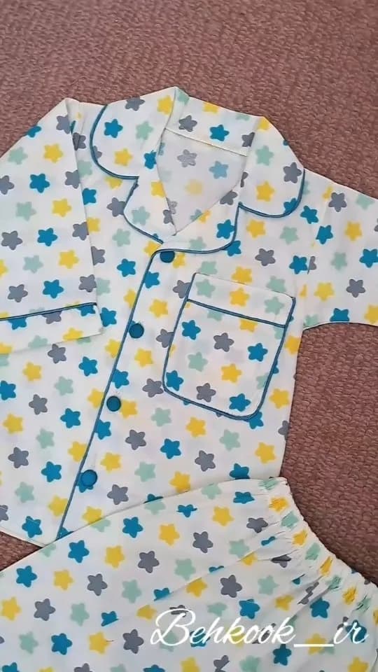 ست لباس خواب ستاره ای بچگانه، رنگ سفید، آبی، زرد و خاکستری، طرح شخصیت کارتونی، آستین کوتاه، یقه انگلیسی