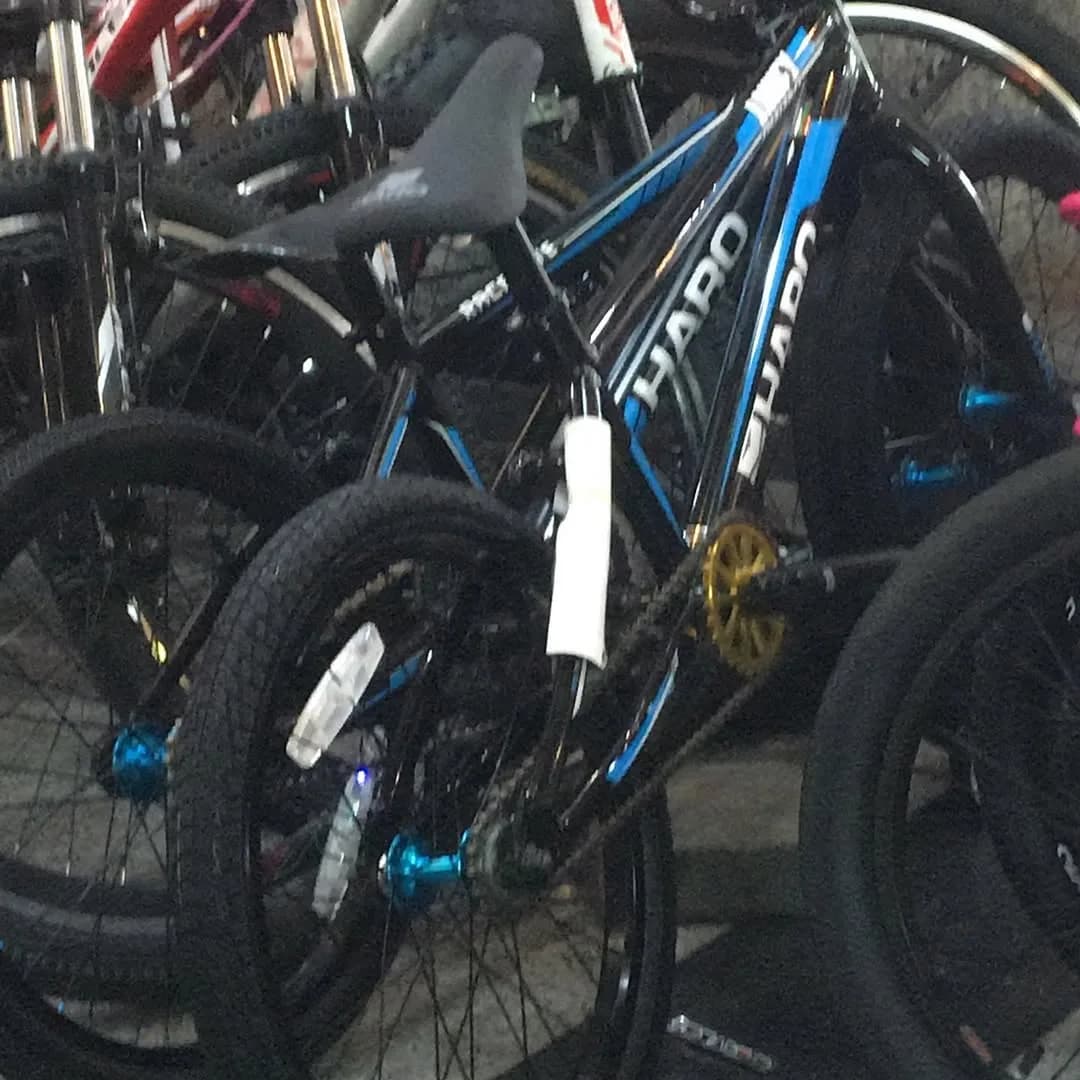 دوچرخه BMX مدل ریس هارو، رنگ مشکی و آبی، جنس فلز و پلاستیک، بی‌ام‌ایکس