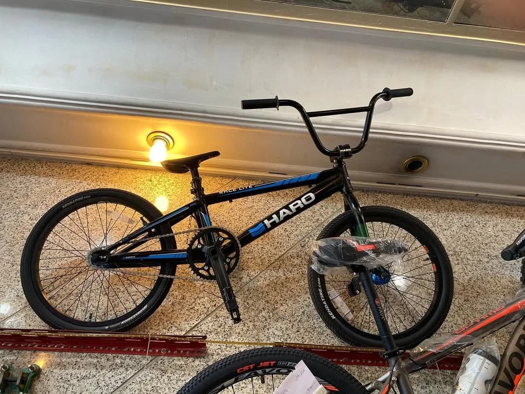 دوچرخه BMX مدل ریس هارو، رنگ مشکی و آبی، جنس فلز، دوچرخه BMX تک‌سرعته
