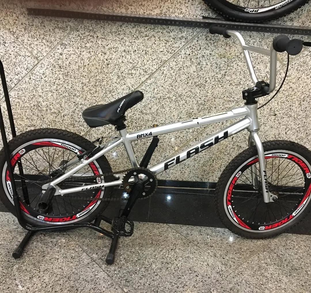 دوچرخه بی ام ایکس، رنگ نقره‌ای، قرمز و مشکی، جنس فلز، مدل BMX