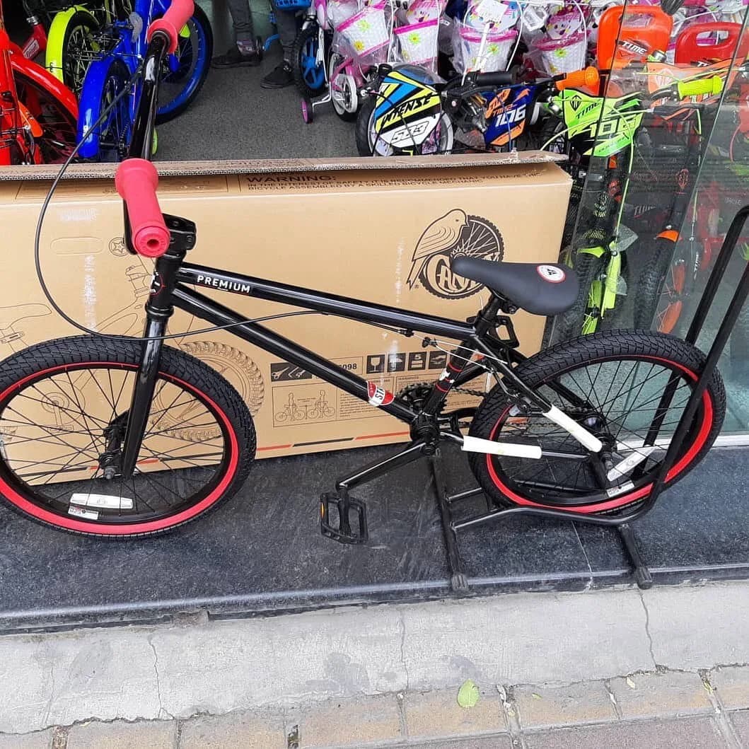 دوچرخه بی ام ایکس، رنگ مشکی و قرمز، جنس فلز و لاستیک، مدل BMX
